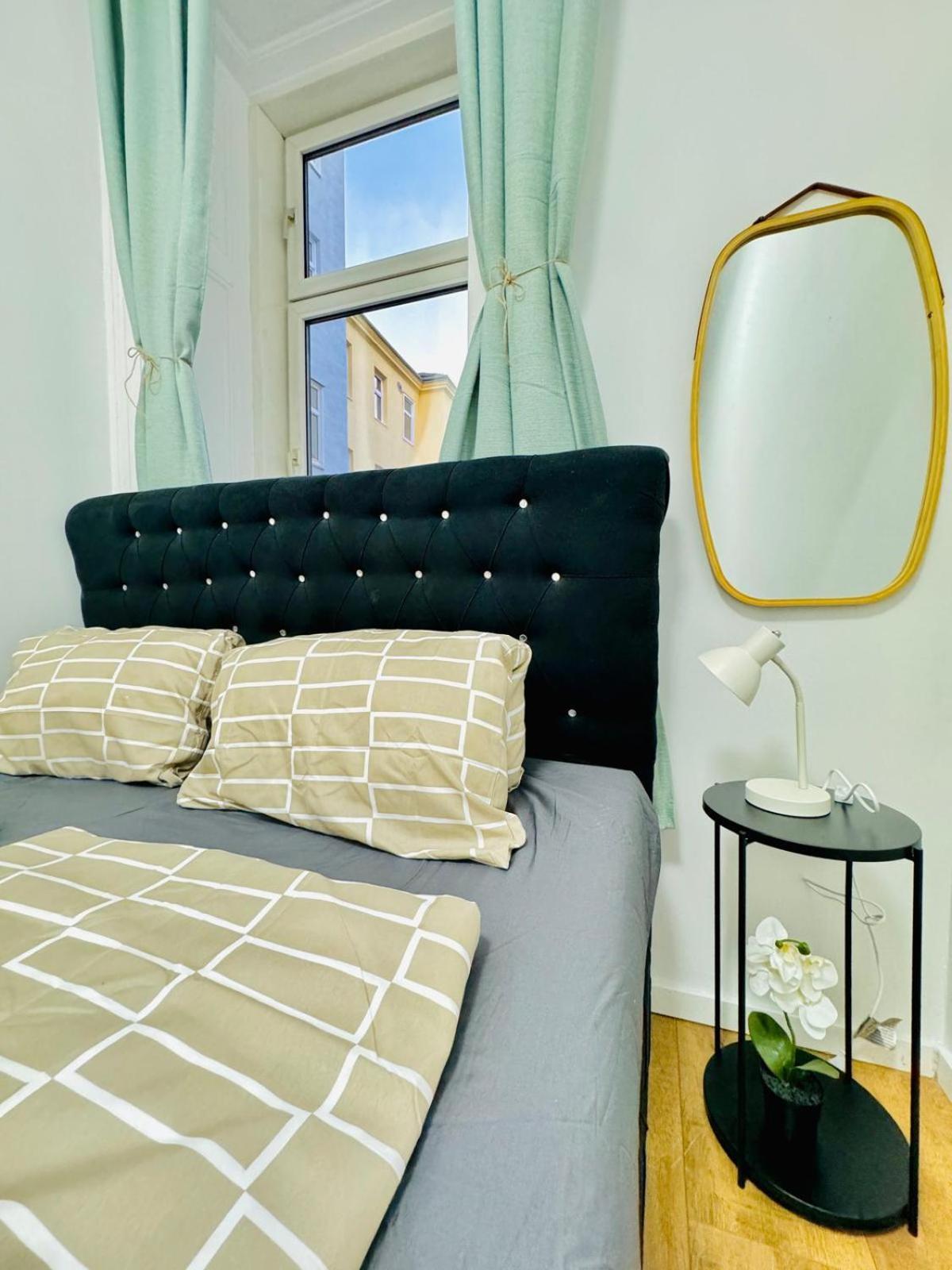 Cozy 9Br Shared Apartment, Only 12Min Walk To Augarten ウィーン エクステリア 写真